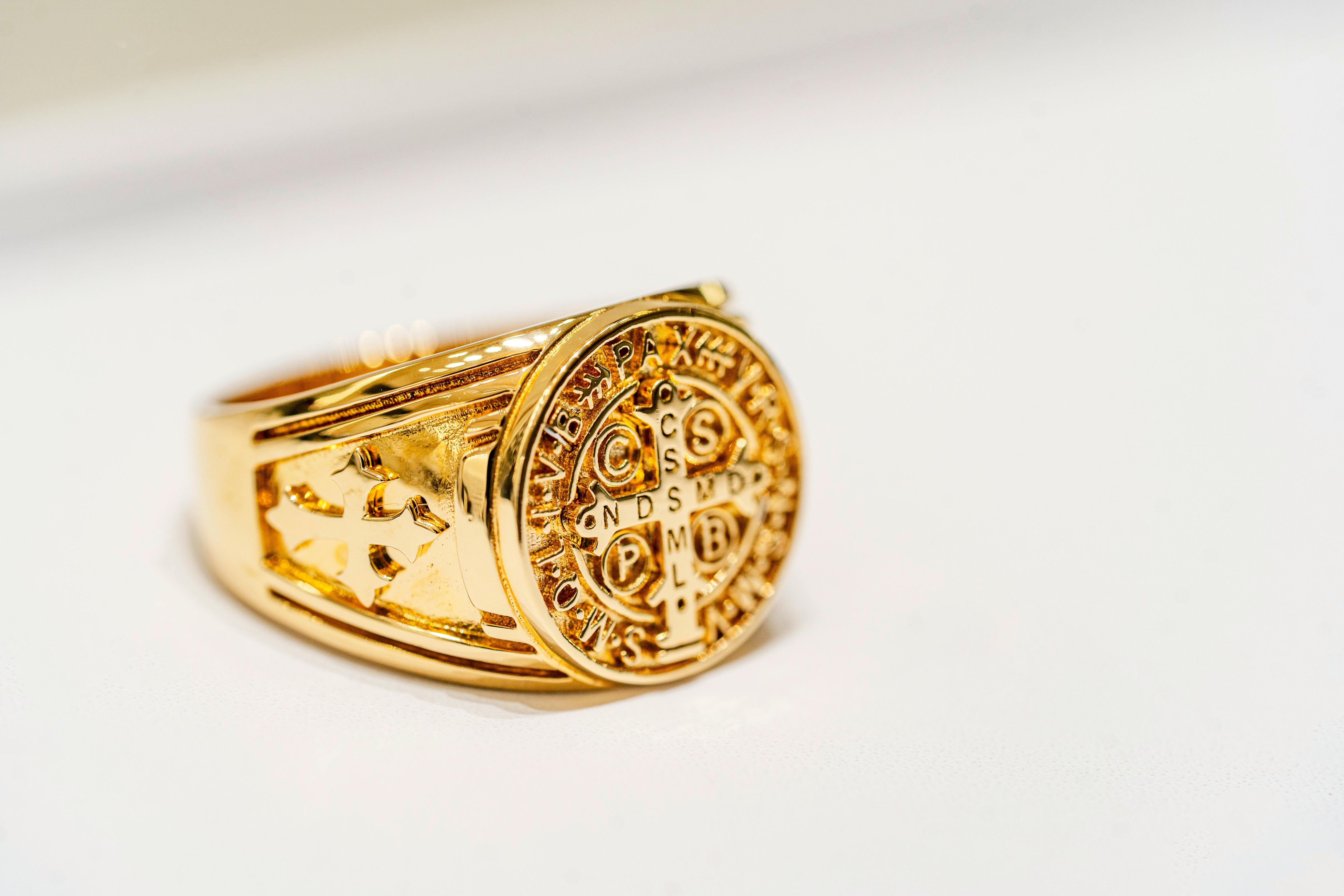 Family Crest Rings: History, Heraldry & Buying Guide (2025)